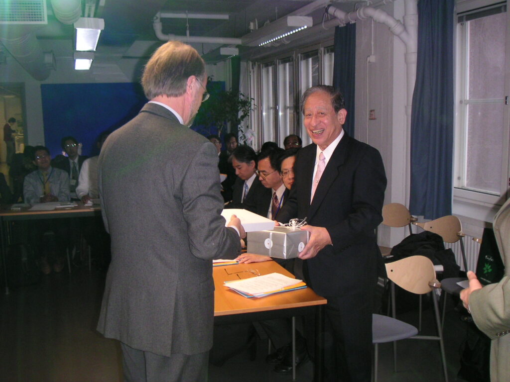 ヘルシンキ芸術デザイン大学を訪れた仙台市市長の一行